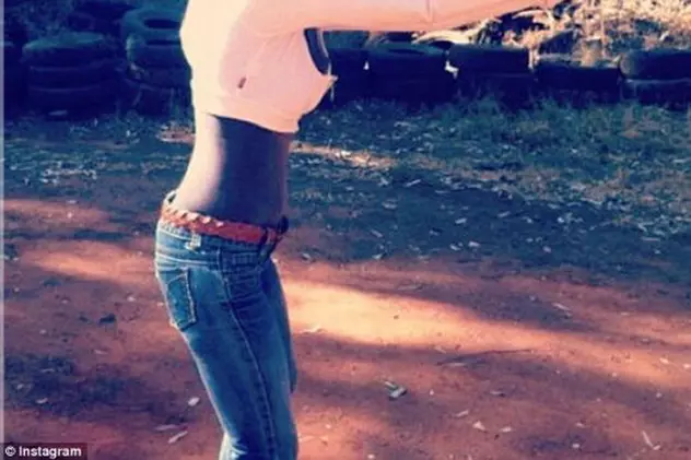 Şi-a anticipat moartea? Reeva Steenkamp şi-a postat pe Twitter înainte să moară o poză în care avea în mână o armă similară cu cea cu care a fost ucisă