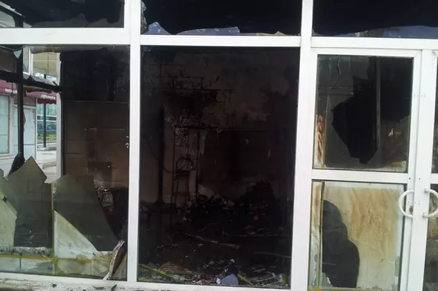 Incendiu în staţiunea Mamaia: Două magazine s-au făcut scrum | FOTO