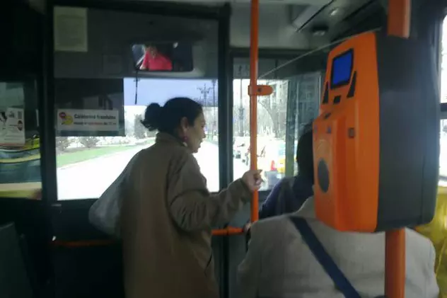 EXCLUSIV | Ioana Tufaru cere bani necunoscuţilor în autobuz