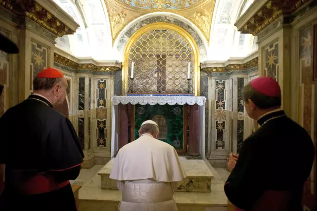 Papa Francisc s-a rugat la mormântul Sfântului Petru - FOTO