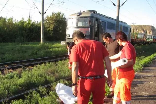O maşină a fost spulberată de un tren, în Timiş: 3 morţi