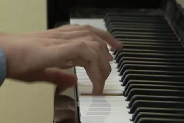 O studentă din Cluj, amendată pentru că studia la pian