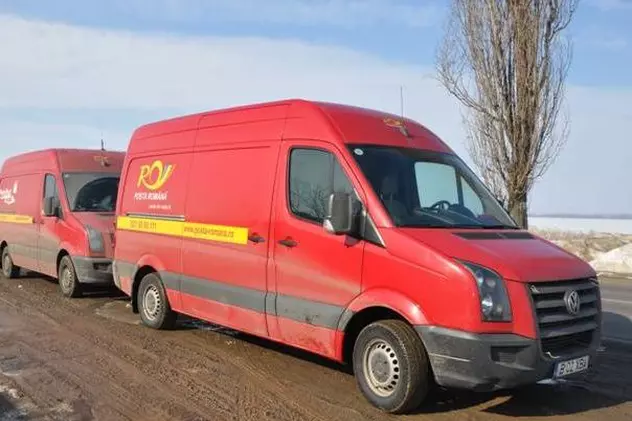 Incredibil! O mașină a Poștei Române a pierdut un sac de bani pe traseu