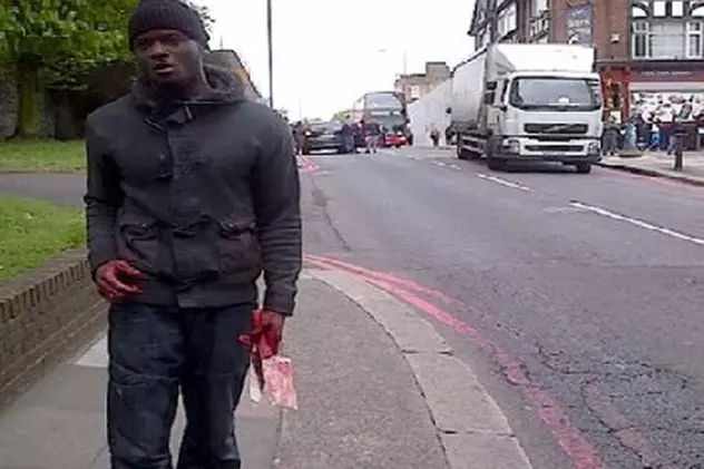 IMAGINI DE COŞMAR! Teroriştii care AU DECAPITAT UN MILITAR la Londra, au rostit UN MESAJ în faţa trecătorilor îngroziţi! VIDEO
