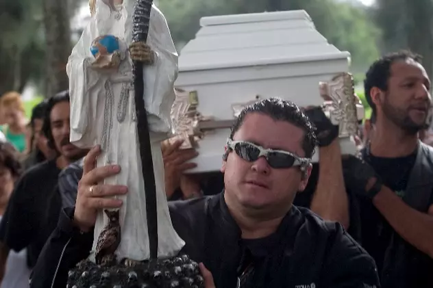 ULUITOR! Traficanţii de droguri din Mexic se închină la "DOAMNA CU COASA"! Cultul "SFINTEI MORŢI" ia amploare şi deranjează Vaticanul!