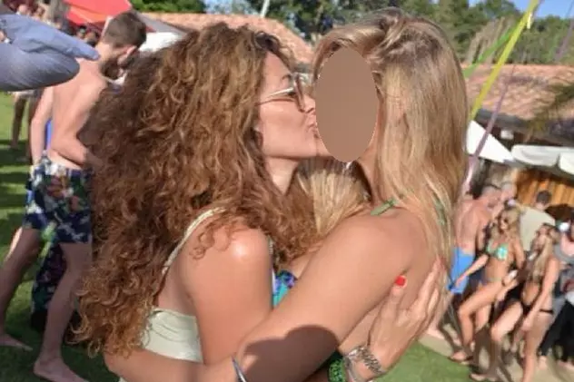 SĂRUT PASIONAL! Cine e blonda sexy şi celebră care se pupă pe gură cu o femeie? | FOTO