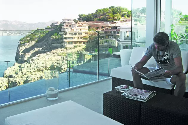 EXCLUSIV | Gică Popescu îşi vinde vila cu pereţi de sticlă din Palma de Mallorca
