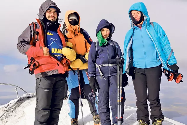 Dor de record! La doar 10 ani, Dor Geta Popescu a urcat până la 5.137 de metri, pe un vulcan din Asia