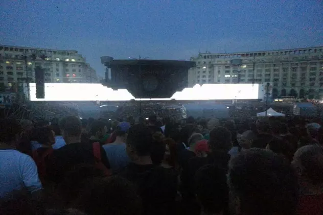 Concertul Roger Waters la Bucureşti: EXPLOZIE DE SUNET ŞI LUMINĂ | FOTO