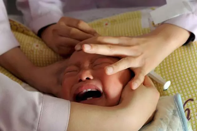 Şocant! Un copil din China, lăsat fără ochi de traficanţi de organe