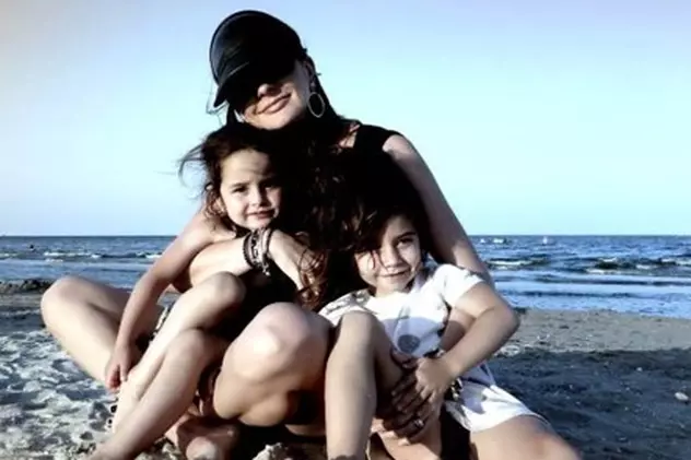 Poze: Adelina Chivu, cu fetele la plajă