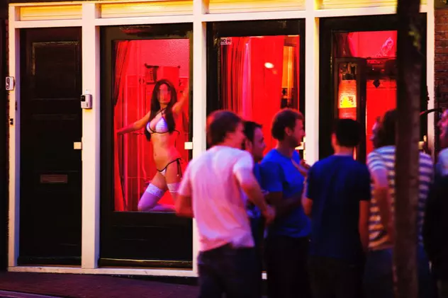 Ce surpriză de proporţii au avut turiştii care se plimbau prin cartierul Felinarelor Roşii din Amsterdam - VIDEO 