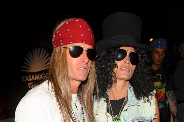 AU REUŞIT DEGHIZAREA PERFECTĂ de Halloween! JURI că sunt Axl Rose şi Slash de la Guns N'Roses, dar, ÎN REALITATE, unul dintre personaje este O CELEBRĂ FRUMUSEŢE! FOTO