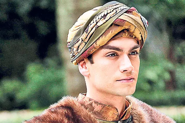 «Prințul Mehmet», actorul din «Suleyman», s-a făcut remarcat pe podiumul de modă