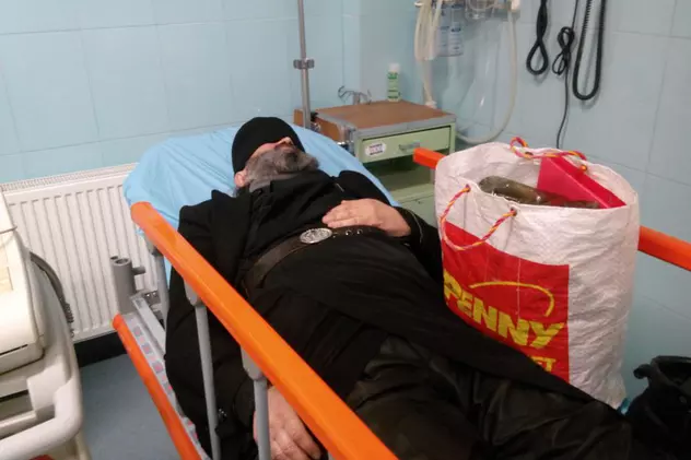 Un călugăr mort de beat şi-a rupt piciorul pe gheaţă şi a adormit ca un prunc la Urgenţe
