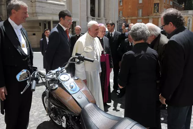 Motocicleta papei Francisc, vândută la licitaţie cu o sumă uriaşă
