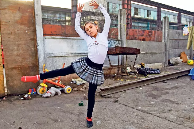Izabela Niţă, mica balerină foarte săracă, a primit de la cititorii ziarului Libertatea mâncare, haine şi costumaşe de dans!