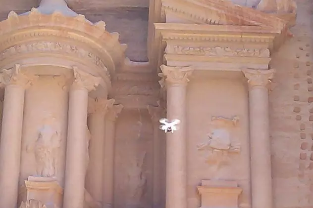 Exclusiv | Apariție "extraterestră" în "Oraşul pierdut" de la Petra. Un obiect zburător a brăzdat cerul în plină zi 