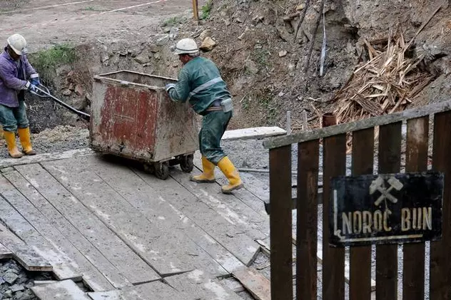 Percheziții la domiciliile unor persoane bănuite de extragerea de metale prețioase de la Roșia Montană