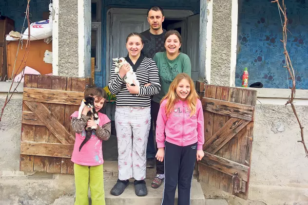 EROII ANONIMI AI ROMÂNIEI | Un tânăr a infiat patru fetiţe rămase pe drumuri! „Unde mănâncă două guri, mai pot mânca patru!”