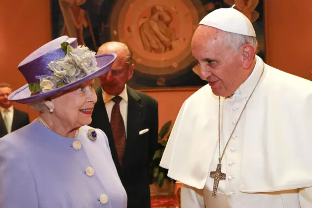 Întâlnire istorică! Regina Elisabeta a II-a l-a vizitat pe Papa Francisc, la Vatican | FOTO