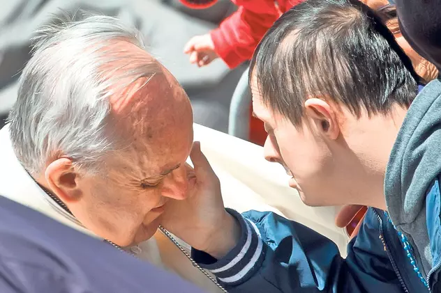 Un tânăr bolnav de sindromul Down, către Papa Francisc: Dacă te ating, o să mă fac bine?