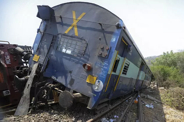 Tragedie în India! Cel puţin 20 de persoane au murit într-un accident de tren 