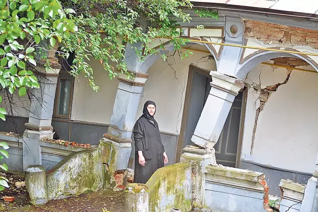 Au luat-o la vale chiliile! Alunecările de teren au făcut prăpăd la Mănăstirea Răteşti