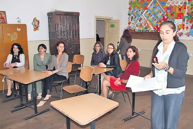 Au tăiat salariile profesorilor pentru datoria şcolii