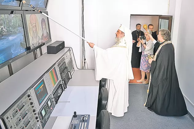 Patriarhul a sfinţit studiourile TV cu trafaletul!