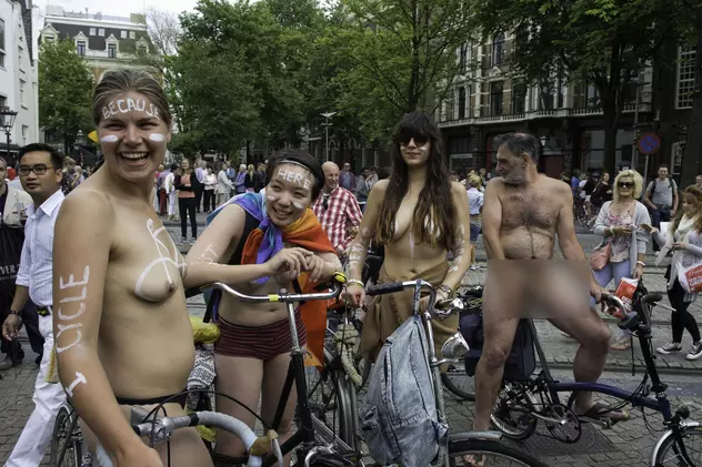 BICICLIŞTII GOI PUŞCĂ protestează pe străzile din Olanda | FOTO