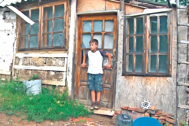 Ţara copiilor abandonaţi? Povestea emoționantă a lui Andrei, un copil de 11 ani din Argeş, care a trăit singur într-o colibă, în mijlocul pădurii