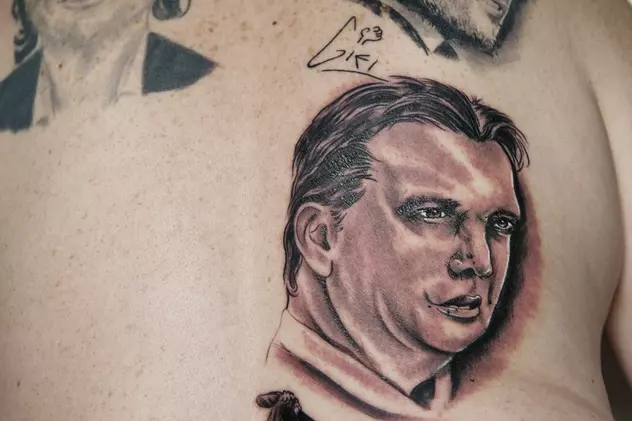 VIDEO / Un olandez nebun și-a tatuat pe spate chipurile lui Van Persie și al lui Van Gaal!