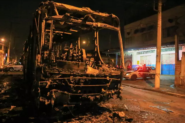 VIDEO / Violenţe în Brazilia! Fanii furioşi au dat foc la autobuze!