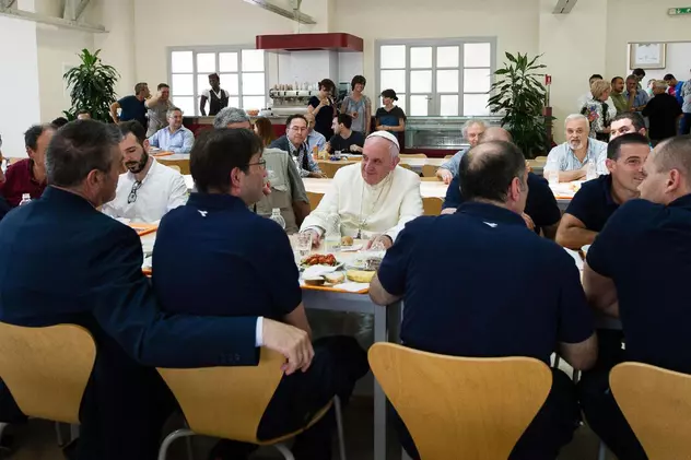Papa Francisc a mâncat la o cantină din zona industrială a Vaticanului