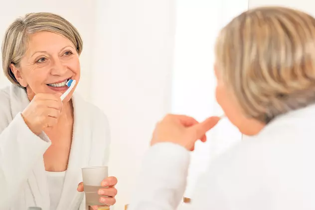 Cum să (nu) cureţi proteza dentară