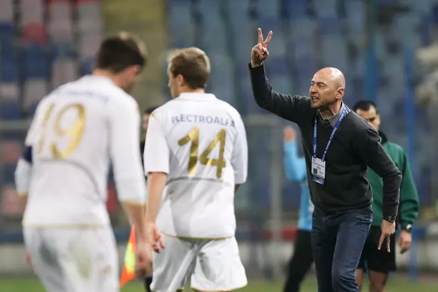 Antrenorul echipei FC Botoșani, Leo Grozavu, face semnul victoriei