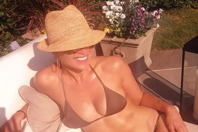 Ce sexy e Jennifer Lopez în costum de baie la 45 de ani
