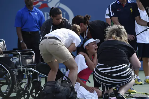 VIDEO / Dramă la US Open! Shuai Peng a părăsit terenul în scaun cu rotile! Ultimele vești
