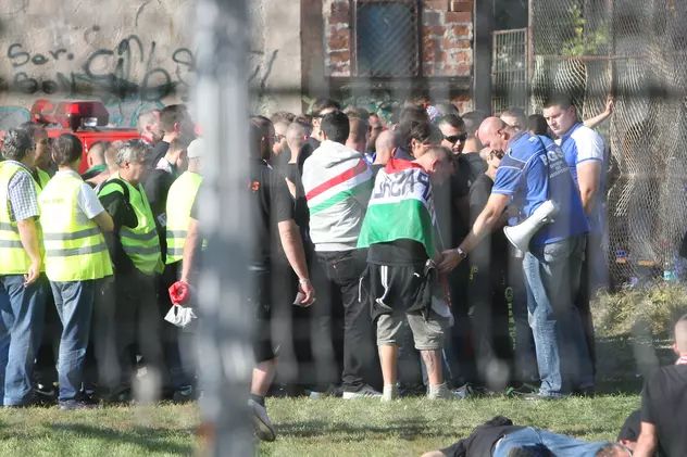 GALERIE FOTO / Suporterii maghiari sunt păziţi de poliţişti, la fan-zone-ul de la Electroaparataj