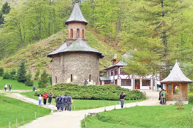 Drumul către Mânăstirea Prislop va fi închis temporar! Când se mai poate ajunge la mormântul lui Arsenie Boca
