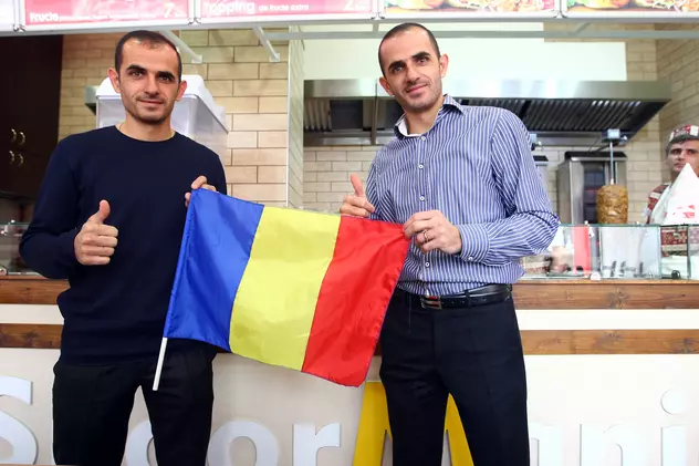 Arman (stânga) şi Artiom Karamian (dreapta) au pozat fericiţi cu drapelul României FOTO: Libertatea