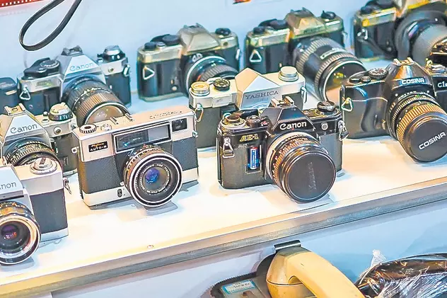 «Țepe» cu aparate foto vechi vândute ca noi | EXCLUSIV