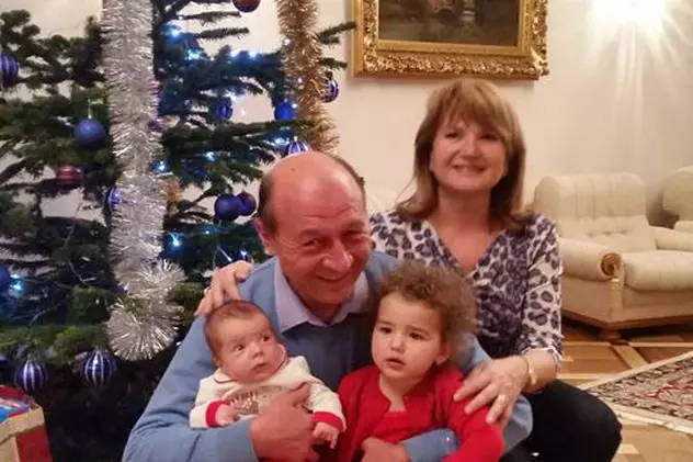 Traian Băsescu, CRĂCIUN alături de FAMILIE. Uite-l pe fostul PREȘEDINTE înconjurat de NEPOȚI | FOTO