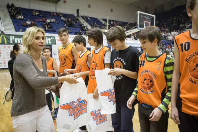Ana Maria Brânză și Virgil Stănescu, Moși Crăciuni pentru copiii de la Steaua / GALERIE FOTO