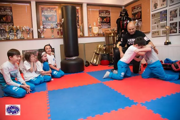 Copiii de la clubul de înot Aqua Sport au descoperit beneficiile antrenamentelor de kempo