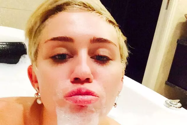 Poza care i-a șocat pe fanii lui Miley Cyrus! Cântăreața, fotografiată complet goală în baie | FOTO