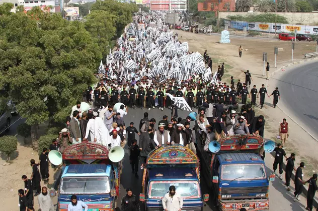 "Moarte blasfematorilor"! Zeci de mii de oameni au protestat în Pakistan împotriva revistei Charlie Hebdo | FOTO 