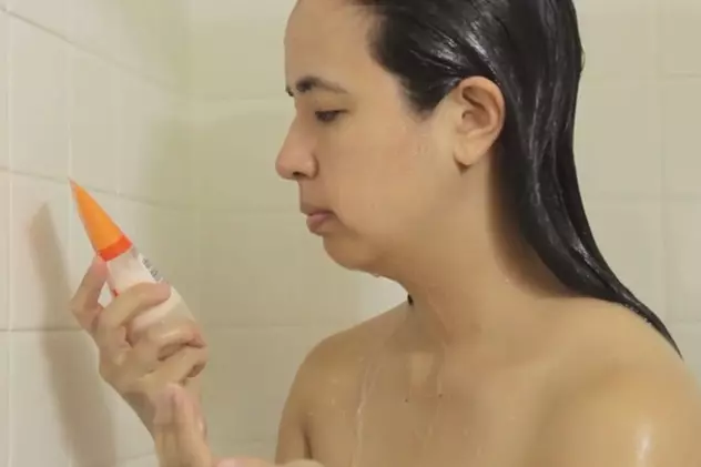 Ce fac femeile la duș, când sunt singure | VIDEO