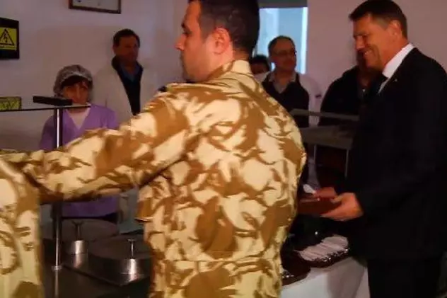 Iohannis a mâncat fasole la popotă cu militarii | VIDEO